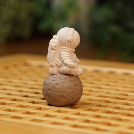 Чайная фигурка "Космонавт медитирует на луне" - фото 2
