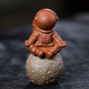 Чайная фигурка "Космонавт медитирует на луне"